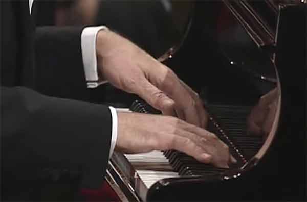 You are currently viewing Bases neurologiques du jeu des mains du pianiste