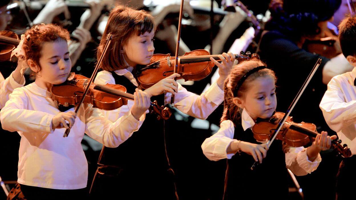 You are currently viewing Pratiquer la musique dès un jeune âge stimule les connexions neuronales pour la vie, selon une étude suisse