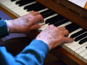 Lire la suite à propos de l’article C’est prouvé : écouter et jouer de la musique freine le déclin cognitif